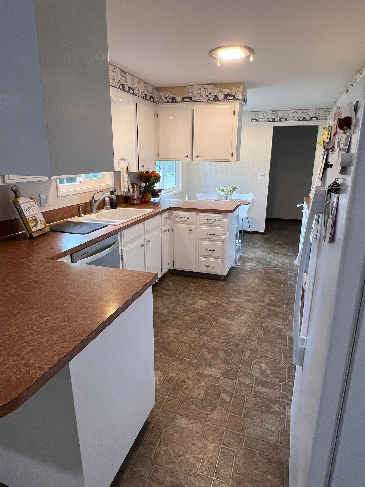 Custom Kitchen Renovation - full-kitchen-transformation - antes 1.webp